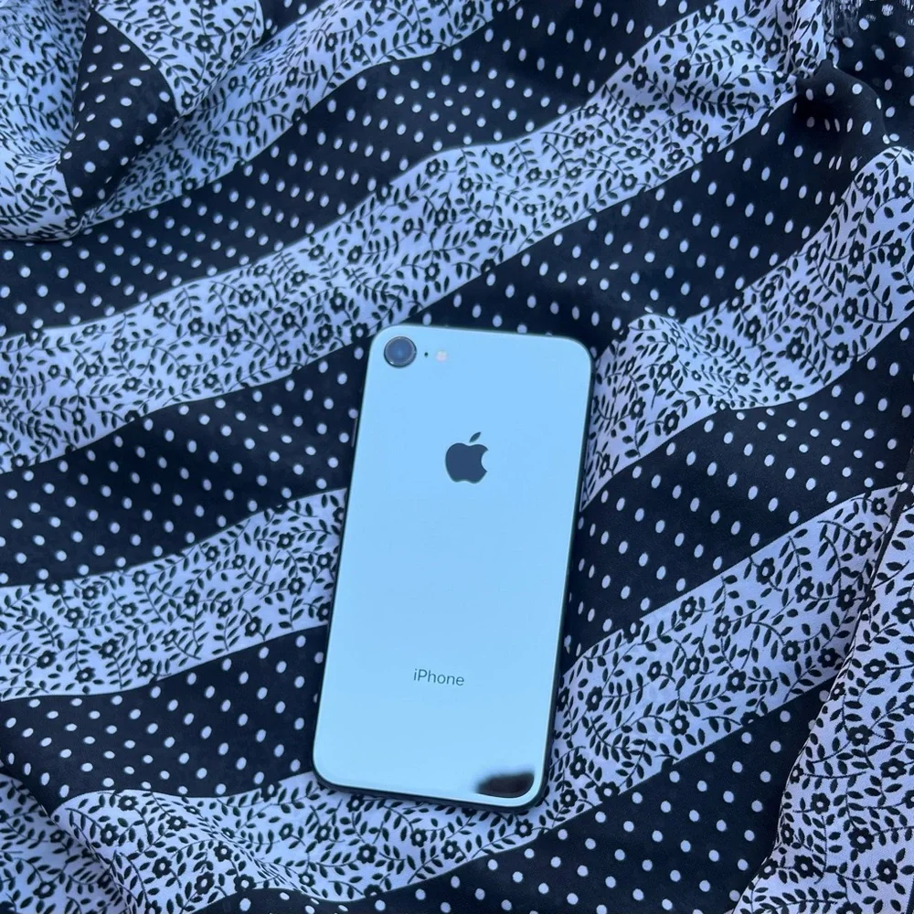 Apple iPhone 8 256 gb Carrier Unlocked Gray & Mirror Silver Back Glass Mint
